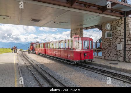 Wolfgang, Austria. ; 14 juillet 2024 - Un petit groupe de personnes s'est réuni près du chemin de fer à crémaillère le plus raide d'Autriche. Il a été exécuté à partir de produit Wolfgang u Banque D'Images