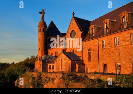 France, Bas Rhin, Mont Saint Odile, Abbaye du Mont Sainte-Odile également connue sous le nom d'Abbaye de Hohenburg, statue de Saint Odile placée sur le toit du couvent et Banque D'Images