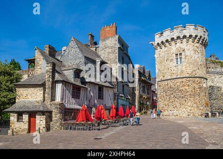 France, Ille-et-Vilaine, Vitré, scène sur le chemin de Saint-Jacques-de-Compostelle, porte d'Embas, remparts du 13th siècle Banque D'Images