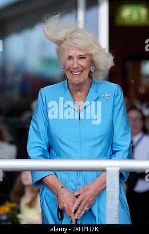 La reine Camilla assiste à la King's Parade devant l'hôtel pomme d'Or, Liberation Square à St Helier, Jersey, lors de leur visite de deux jours dans les îles Anglo-Normandes. Jersey Sea Cadets offre une formation maritime et des expériences de leadership pour les enfants âgés de 10 à 18 ans, et est le plus grand contingent de cadets de la mer dans les îles britanniques. Date de la photo : lundi 15 juillet 2024. Banque D'Images