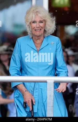 La reine Camilla assiste à la King's Parade devant l'hôtel pomme d'Or, Liberation Square à St Helier, Jersey, lors de leur visite de deux jours dans les îles Anglo-Normandes. Jersey Sea Cadets offre une formation maritime et des expériences de leadership pour les enfants âgés de 10 à 18 ans, et est le plus grand contingent de cadets de la mer dans les îles britanniques. Date de la photo : lundi 15 juillet 2024. Banque D'Images