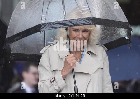 La reine Camilla assiste à la King's Parade devant l'hôtel pomme d'Or, Liberation Square à St Helier, Jersey, lors de leur visite de deux jours dans les îles Anglo-Normandes. Jersey Sea Cadets offre une formation maritime et des expériences de leadership pour les enfants âgés de 10 à 18 ans, et est le plus grand contingent de cadets de la mer dans les îles britanniques. Date de la photo : lundi 15 juillet 2024. Banque D'Images