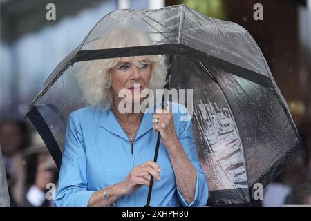 La reine Camilla assiste à la King's Parade devant l'hôtel pomme d'Or, Liberation Square à St Helier, Jersey, lors de leur visite de deux jours dans les îles Anglo-Normandes. Jersey Sea Cadets offre une formation maritime et des expériences de leadership pour les enfants âgés de 10 à 18 ans, et est le plus grand contingent de cadets de la mer dans les îles britanniques. Date de la photo : lundi 15 juillet 2024. Banque D'Images