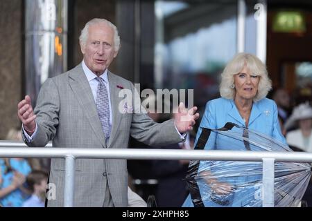 Le roi Charles III et la reine Camilla assistent au défilé du roi devant l'hôtel pomme d'Or, Liberation Square à St Helier, Jersey, lors de leur visite de deux jours dans les îles Anglo-Normandes. Jersey Sea Cadets offre une formation maritime et des expériences de leadership pour les enfants âgés de 10 à 18 ans, et est le plus grand contingent de cadets de la mer dans les îles britanniques. Date de la photo : lundi 15 juillet 2024. Banque D'Images