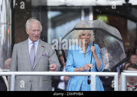 Le roi Charles III et la reine Camilla assistent au défilé du roi devant l'hôtel pomme d'Or, Liberation Square à St Helier, Jersey, lors de leur visite de deux jours dans les îles Anglo-Normandes. Jersey Sea Cadets offre une formation maritime et des expériences de leadership pour les enfants âgés de 10 à 18 ans, et est le plus grand contingent de cadets de la mer dans les îles britanniques. Date de la photo : lundi 15 juillet 2024. Banque D'Images