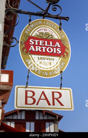 France, Pyrénées Atlantiques, Uztaritz, bar, panneau publicitaire pour la bière Stella Artois Banque D'Images