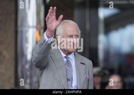 Le roi Charles III assiste au défilé du roi devant l'hôtel pomme d'Or, Liberation Square à St Helier, Jersey, lors de leur visite de deux jours dans les îles Anglo-Normandes. Jersey Sea Cadets offre une formation maritime et des expériences de leadership pour les enfants âgés de 10 à 18 ans, et est le plus grand contingent de cadets de la mer dans les îles britanniques. Date de la photo : lundi 15 juillet 2024. Banque D'Images