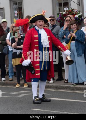 Le crieur de la ville de Great Dunmow annonce le procès de Dunmow Flitch en commençant par le cri d'oyez-oyez, puis en sonnant une cloche et en lisant enfin une proclamation. Banque D'Images