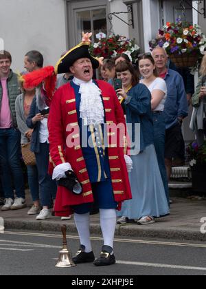 Le crieur de la ville de Great Dunmow annonce le procès de Dunmow Flitch en commençant par le cri d'oyez-oyez, puis en sonnant une cloche et en lisant enfin une proclamation. Banque D'Images