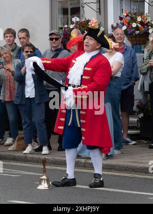 Le crieur de la ville de Great Dunmow annonce le procès de Dunmow Flitch en commençant par le cri d'oyez-oyez, puis en sonnant une cloche et en lisant enfin une proclamation. Banque D'Images