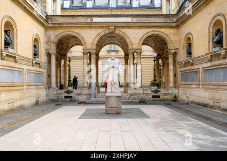 France, Paris, le Collège de France, statue de Guillaume Bude Banque D'Images