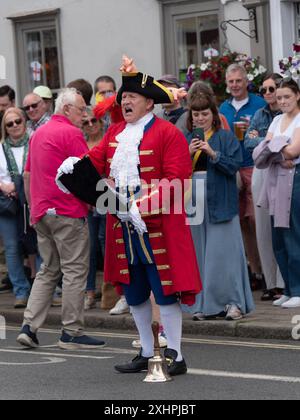 Le crieur de la ville de Great Dunmow annonce le procès de Dunmow Flitch en commençant par le cri d'oyez-oyez, puis en sonnant une cloche et en lisant enfin une proclamation. Banque D'Images