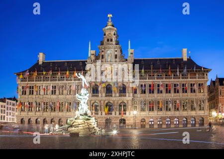 Belgique, Flandre, Anvers, Stadhuis (hôtel de ville) illuminé la nuit par Jef Lambeaux, construit en 1887, fontaine Baroque Brabo Banque D'Images