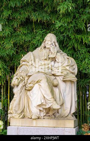 France, Paris, zone classée au patrimoine mondial de l'UNESCO, palais Bourbon, siège de l'Assemblée nationale, statue de Montesquieu dans le Qutare colonnes GA Banque D'Images