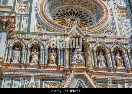 Gros plan des statues de façade dans le portail principal de la cathédrale de Florence. Florence, Toscane, Italie. Banque D'Images