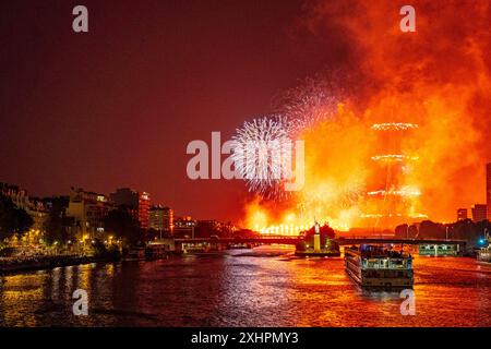 France, Paris, les feux d'artifice de 14 juillet 2022 Banque D'Images