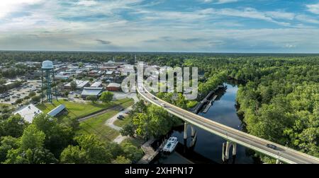 Aerial of Conway, petite ville sur une falaise surplombant la rivière Waccamaw en Caroline du Sud avec rue principale typique, château d'eau, port de plaisance dans le comté de Horry Banque D'Images