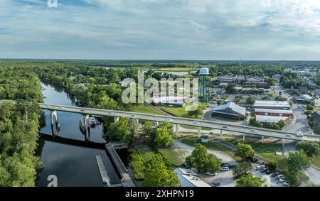 Aerial of Conway, petite ville sur une falaise surplombant la rivière Waccamaw en Caroline du Sud avec rue principale typique, château d'eau, port de plaisance dans le comté de Horry Banque D'Images