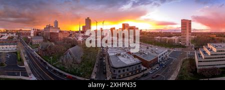 Vue aérienne du centre-ville d'affaires du Nouveau-Brunswick dans le New Jersey avec un magnifique ciel coloré de coucher de soleil Banque D'Images