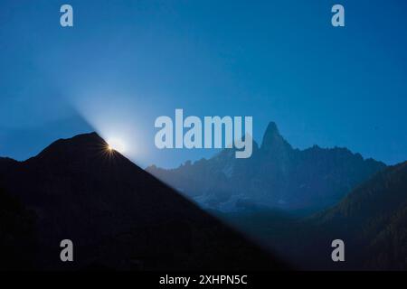 France, haute Savoie, Chamonix Mont blanc, les Drus et aiguille verte au lever du soleil de la Plaine des Praz Banque D'Images