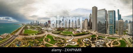 Vue aérienne de l'Art Institute of Chicago célèbre musée d'art dans Millennium Park avec terrain de jeu moderne, piste de patinage, Butler Field, gratte-ciel Banque D'Images