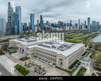 Vue panoramique aérienne du musée Field, Millennium Park, gratte-ciel au bord du lac sur la ligne d'horizon de Chicago Banque D'Images