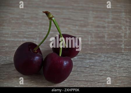 Tas de nombreuses cerises rouges mûres à tiges, Sofia, Bulgarie Banque D'Images