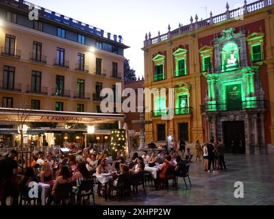 Al Fresco dîner dehors la vie nocturne dans la vieille ville, Malaga, Espagne Banque D'Images