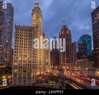 Vue aérienne du centre-ville de Chicago, légendaire bâtiment Wrigley sur North Michigan Avenue sur Near North Side. Situé sur le Magnificent Mile Banque D'Images