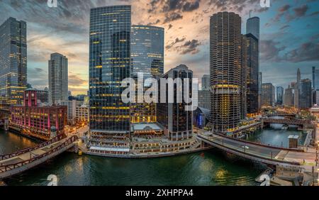 Vue aérienne des gratte-ciel emblématiques le long de la rivière Chicago sur le Magnificent Mile avec un ciel spectaculaire Banque D'Images