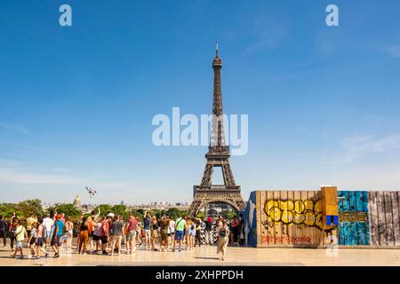 France, Paris, Trocadéro, parvis des droits de l'Homme et tour de l'Eifel Banque D'Images