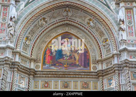 Une mosaïque dans une lunette d'un portail avant de la cathédrale de Florence - Christ intronisé avec Marie et Jean le Baptiste. Florence, Italie. Banque D'Images