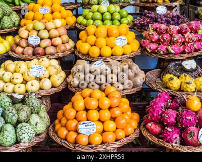 Fruits frais exposés sur un étal dans le Mercado do Lavradores à Funchal, Madère. Banque D'Images