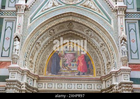 Une mosaïque dans une lunette d'un portail avant de la cathédrale de Florence - artisans florentins, marchands et humanistes. Florence, Italie. Banque D'Images