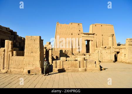 Égypte, haute Égypte, Vallée du Nil, Edfu, temple dédié à Dieu Horus, le Dieu Hawk Banque D'Images