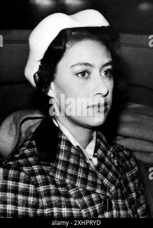 Anni' 50 Londra Archivio Storico Olycom/LaPresse Margaret, contessa di Snowdon (Margaret Rose ; Glamis, 21 agosto 1930 - Londra, 9 febbraio 2002), è stata una principessa britannica, seconda figlia di re Giorgio VI del Regno Unito e di Elizabeth Bowes-Lyon, nonché sorella minore della regina Elisabetta II e zia di re Carlo III. Nel 1952, anno dell'ascesa al trono di sua sorella, divenne potenziale reggente al trono del Regno Unito fino al compimento della maggiore età di suo nipote Carlo nel 1969, qualora la regina fosse morta o avesse abdicato durante la minore età dell'erede al trono. Nella F Banque D'Images