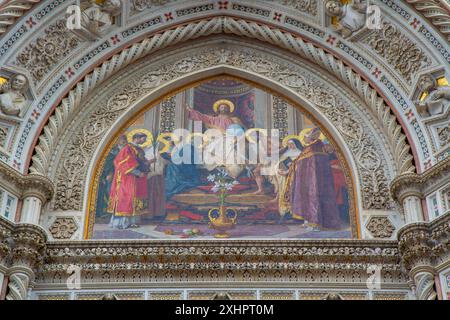 Une mosaïque dans une lunette d'un portail avant de la cathédrale de Florence - Christ intronisé avec Marie et Jean le Baptiste. Florence, Italie. Banque D'Images