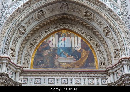 Une mosaïque dans une lunette d'un portail avant de la cathédrale de Florence - Charité parmi les fondateurs des institutions philanthropiques florentines. Florence, Italie. Banque D'Images