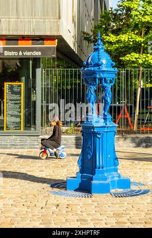 France, Paris, Wallace Fontaine bleue, place Pierre Riboulet Banque D'Images