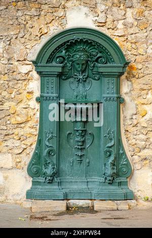 France, Paris, fontaine murale Wallace, rue Geoffroy Saint Hilaire Banque D'Images