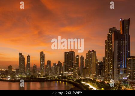 Panama, Panama City, coucher de soleil sur la ville moderne de Punta Paitilla Banque D'Images