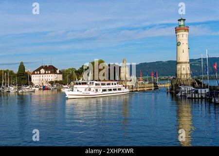 L'Allemagne, la Bavière, le lac de Constance (Bodensee), Lindau, à l'entrante du port, Lion bavarois et nouveau phare Banque D'Images