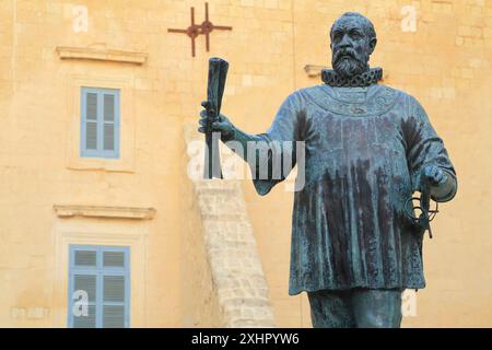 Malte, la Valette, ville classée au patrimoine mondial de l'UNESCO, statue de Jean de la Valette (1494-1568) 49th Grand Maître des hospitaliers de l'ordre Banque D'Images