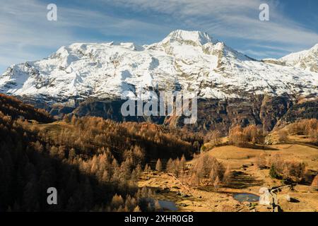 France, Savoie, Ste Foy Tarentaise, le hameau de haute montagne de Monal avec vue sur le Mont pourri (3779m) dans le Parc National de la Vanoise (aérien Banque D'Images