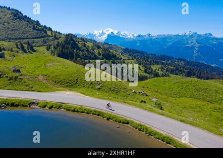 France, haute-Savoie , massif du Haut Giffre. Cycliste en haut du col de Joux plane (alt : 1691m) Mont Blanc en arrière-plan. Le col de Joux-plane est Banque D'Images