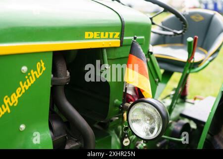 Iserlohn Gruermannscheide, NRW, Allemagne. 13 juillet 2024. Tracteur Deutz Old School avec drapeau allemand Banque D'Images