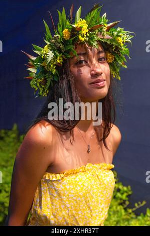 Polynésie française, île de Tahiti, jeune femme tahitienne portant une coiffe végétale Banque D'Images