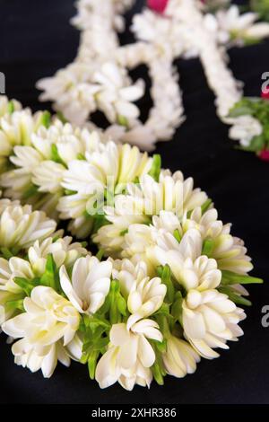 Polynésie française, île de Tahiti, Papeete, couronne de fleurs de tiare placées sur un étal du marché municipal Banque D'Images