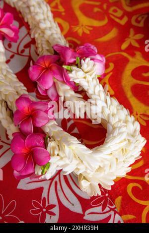 Polynésie française, île de Tahiti, Papeete, couronne de fleurs de tiare placées sur un étoffe polynésienne traditionnelle sur un étal du marché municipal Banque D'Images