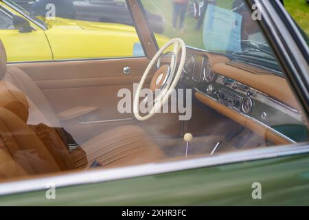 Iserlohn Gruermannscheide, NRW, Allemagne. 13 juillet 2024. Photo de l'intérieur original d'une voiture oldtimer Mercedes Banque D'Images